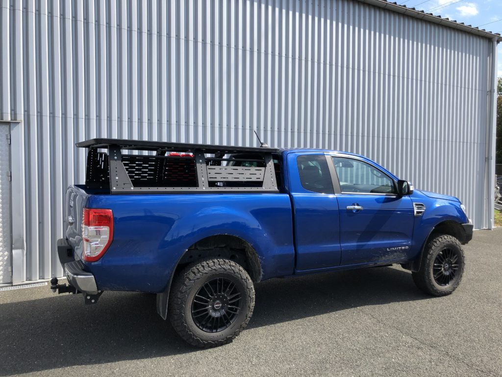 Le système Multi Rack vous permet d’ajouter des accessoires tels que des portes tout sur les côtés latéraux, un 3ème feu stop, un arrêt de charge avec grille de protection