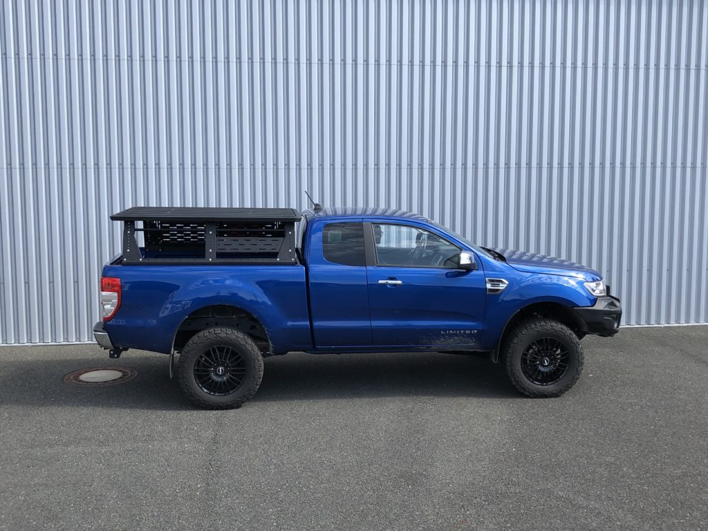 Le système Multi Rack vous permet d’ajouter des accessoires tels que des portes tout sur les côtés latéraux, un 3ème feu stop, un arrêt de charge avec grille de protection